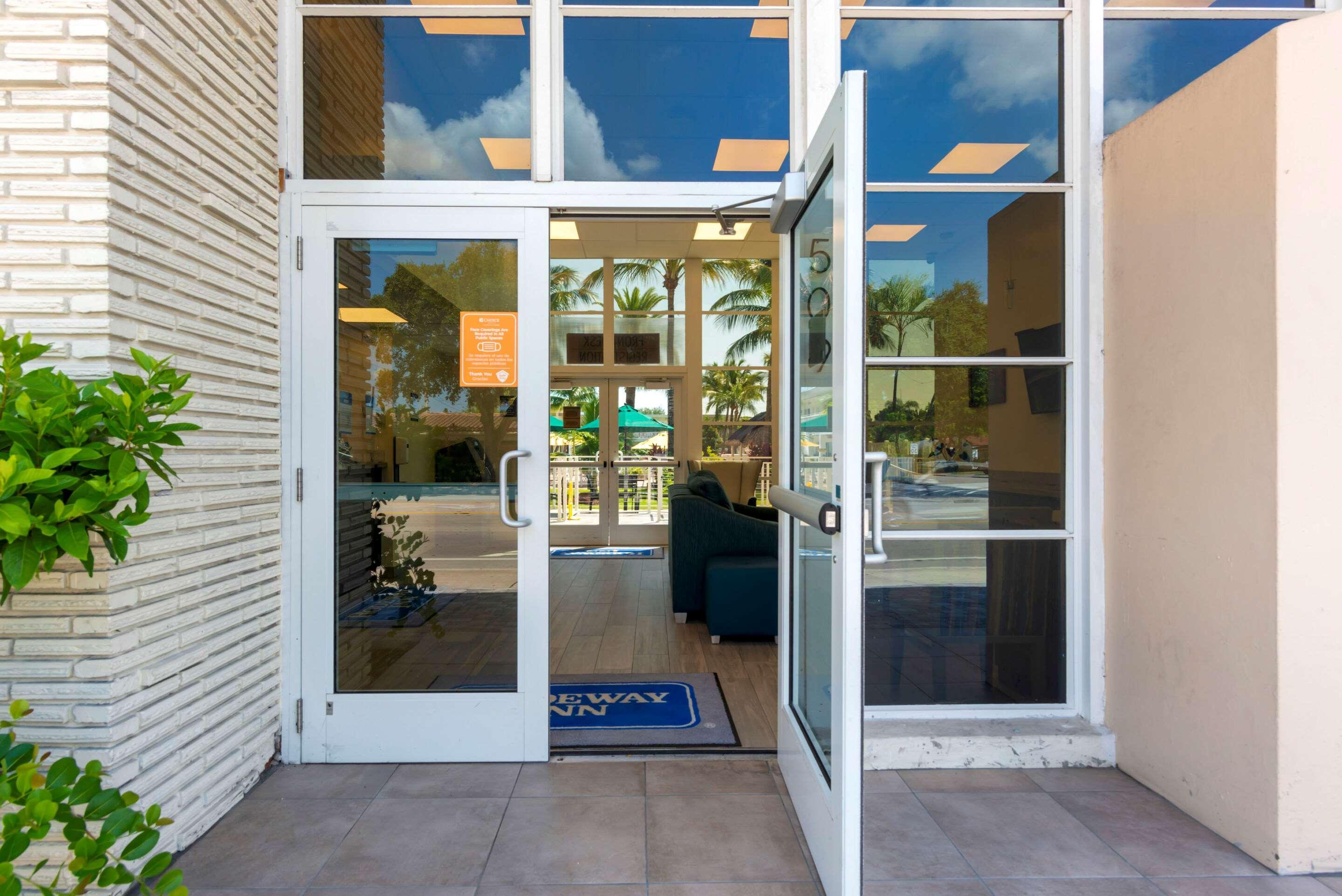 Downtown Hollywood Gardens Inn & Suites Exterior foto